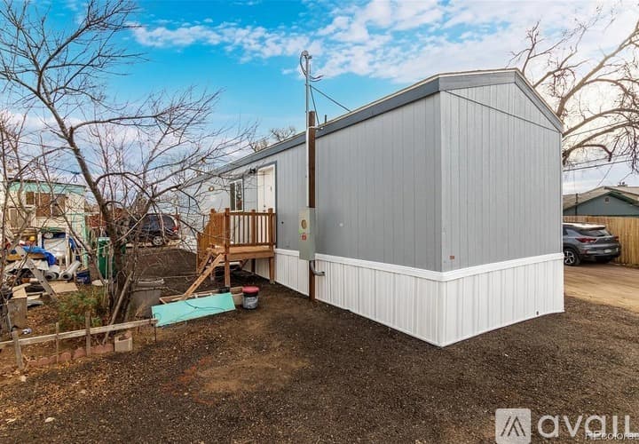 Brighton Apartment: 105 Longs Peak St