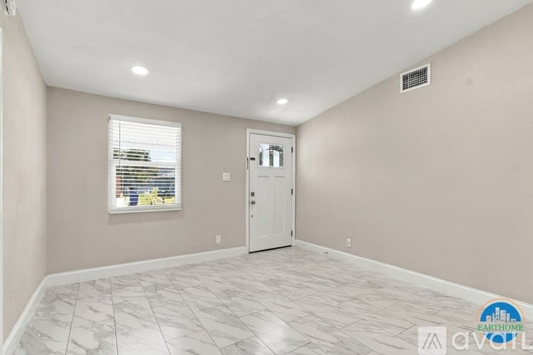 Tampa House: 3034 N 39th St