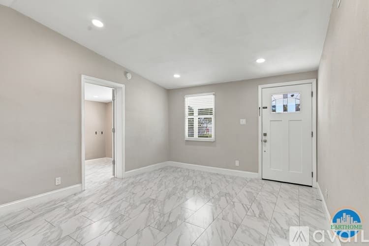 Tampa House: 3034 N 39th St