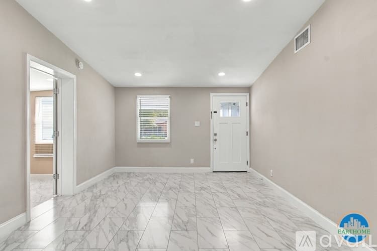 Tampa House: 3034 N 39th St