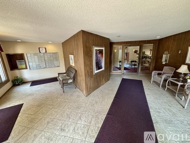 West St Paul Condo: 255 Westview Dr
