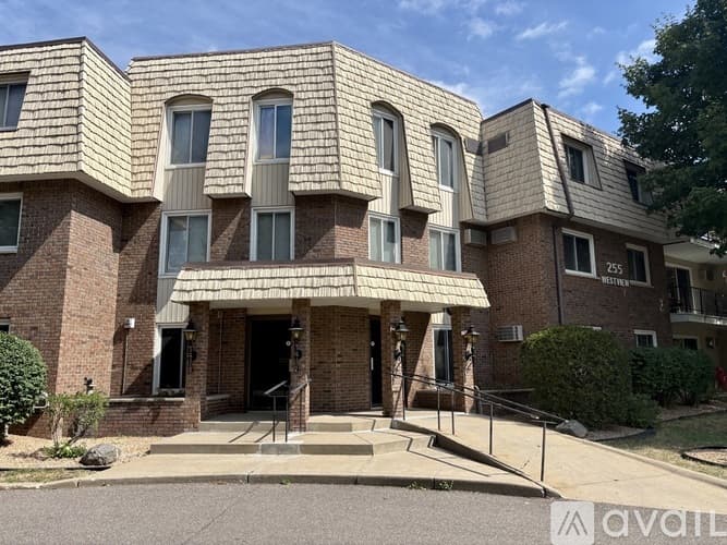 West St Paul Condo: 255 Westview Dr
