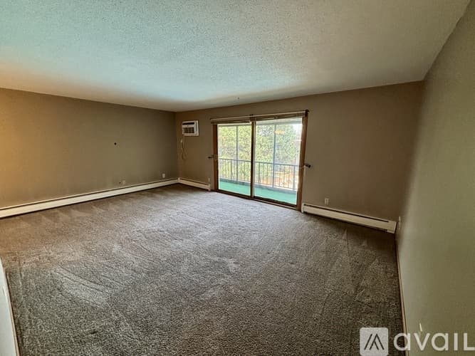 West St Paul Condo: 255 Westview Dr