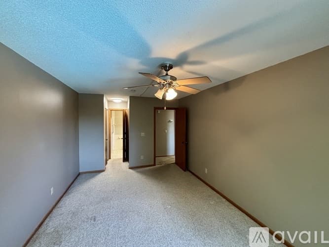 West St Paul Condo: 255 Westview Dr