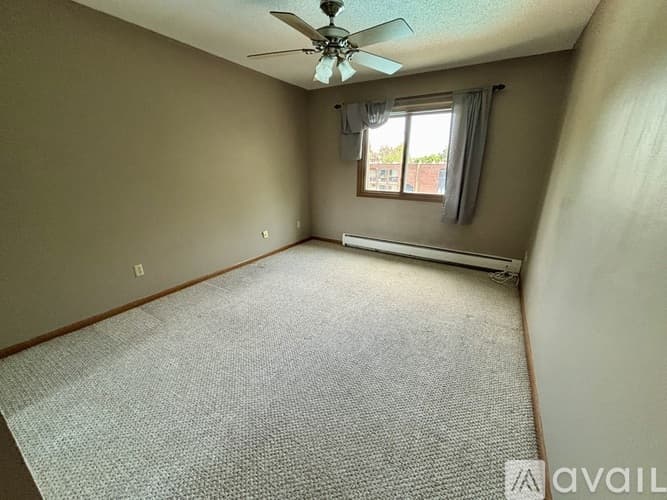 West St Paul Condo: 255 Westview Dr