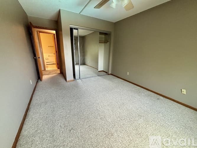West St Paul Condo: 255 Westview Dr