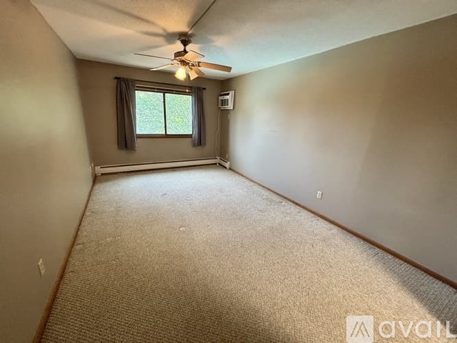 West St Paul Condo: 255 Westview Dr