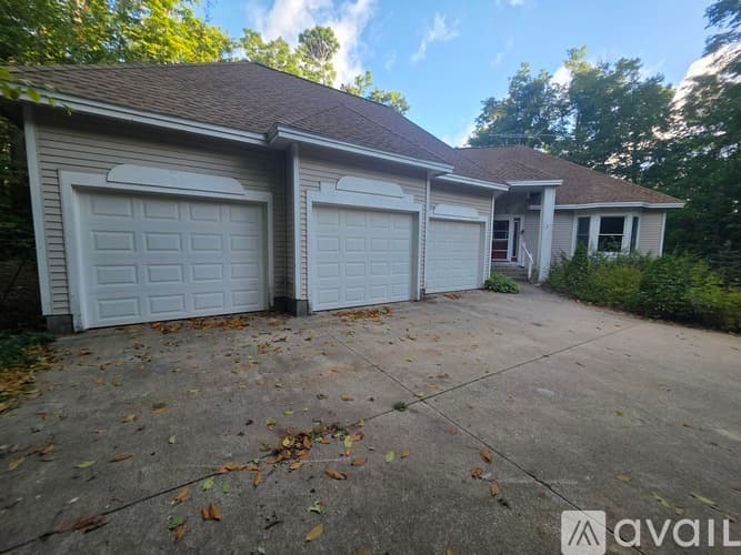 Petoskey House: 4761 Brubaker Rd