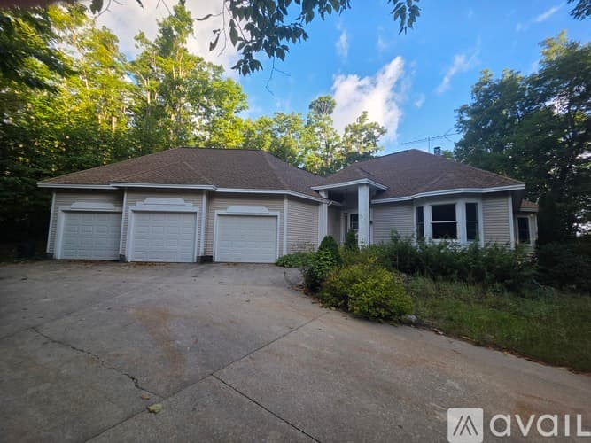 Petoskey House: 4761 Brubaker Rd