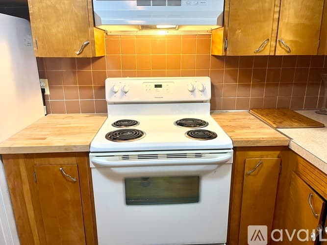 Webster Apartment: 60 Slater St