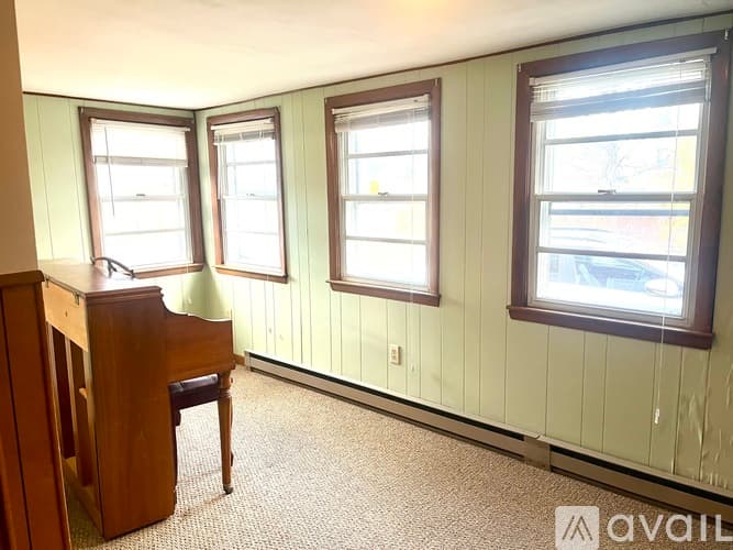 Webster Apartment: 60 Slater St