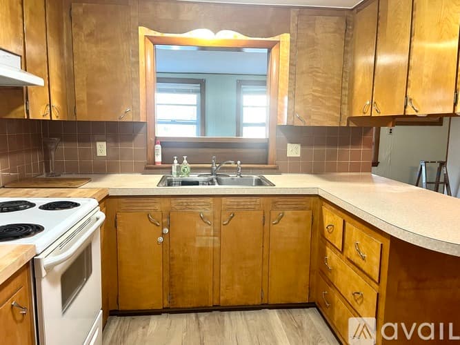 Webster Apartment: 60 Slater St