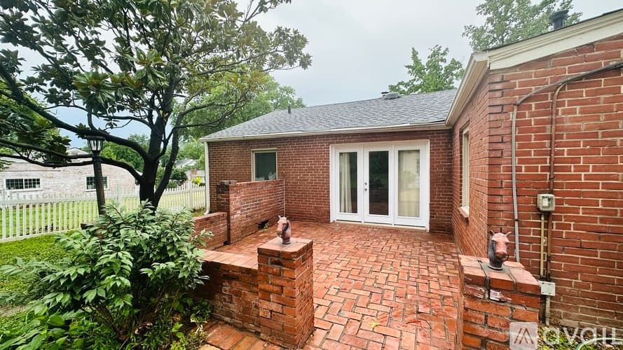 Brentwood House: 8506 Eulalie Avenue