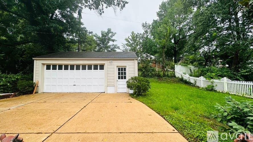 Brentwood House: 8506 Eulalie Avenue