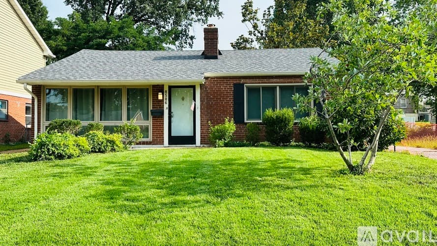 Brentwood House: 8506 Eulalie Avenue