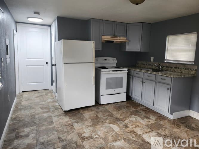 Gibsonton Apartment: Davis Street