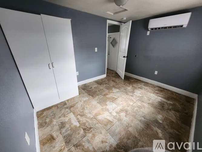Gibsonton Apartment: Davis Street
