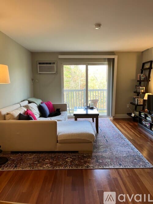 Milford Apartment: 59 Ponemah Hill Road