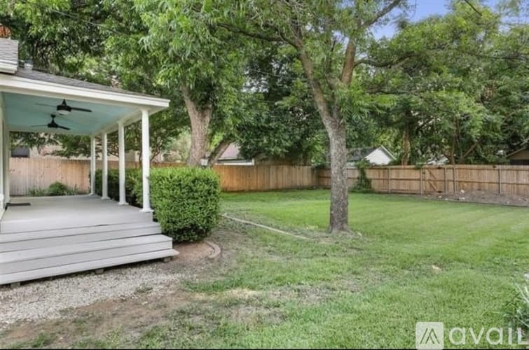 Fort Worth House: 2732 6th Avenue