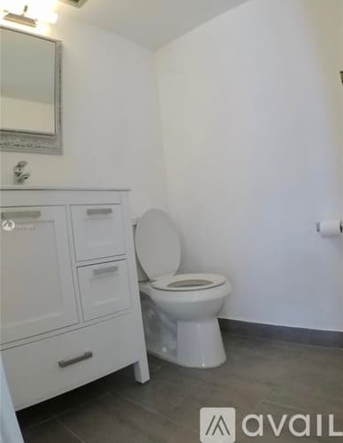 Hallandale Beach Apartment: 1000 Parkview Dr