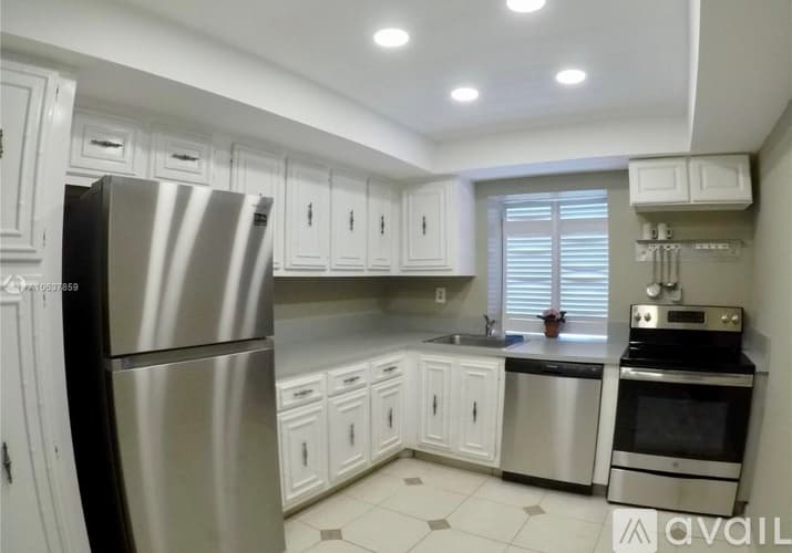 Hallandale Beach Apartment: 1000 Parkview Dr