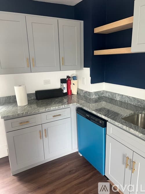 Salem Apartment: 173 Loring Ave