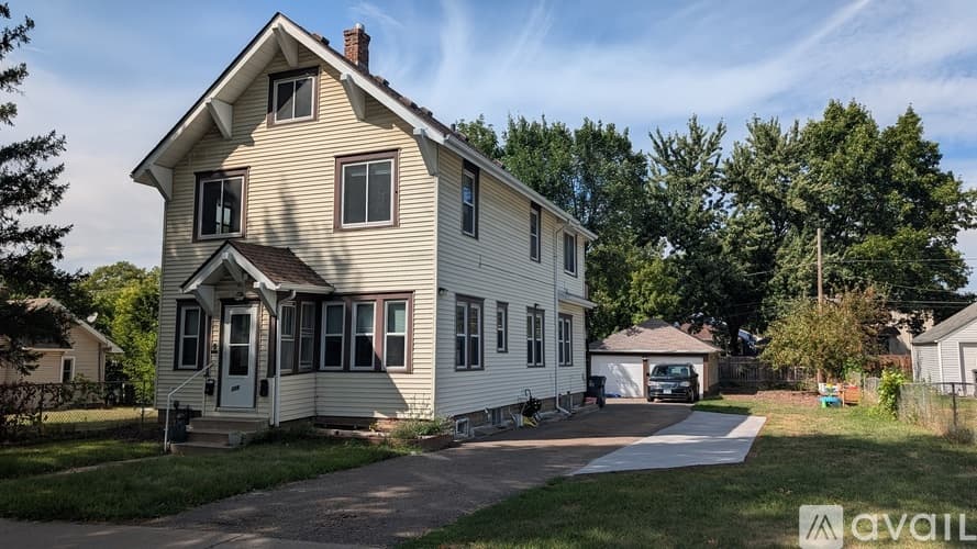 Saint Paul Apartment: 119 Wyoming Street East