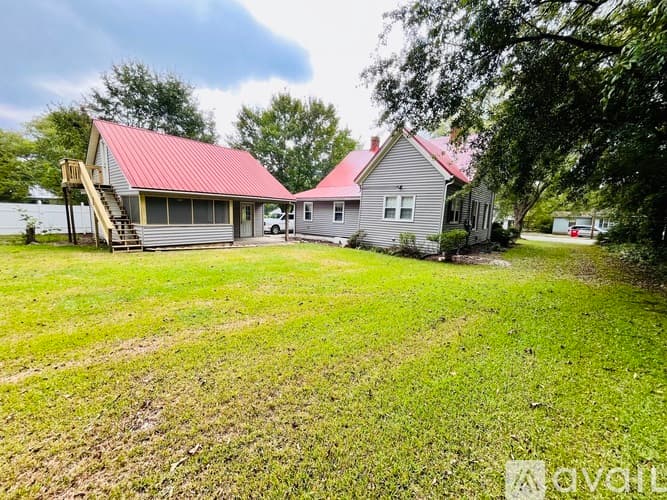 Crawfordville House: 339 Sharon Street