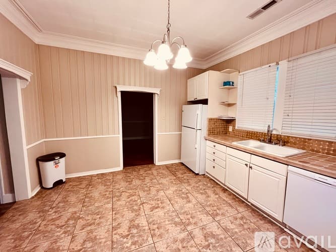 Crawfordville House: 339 Sharon Street