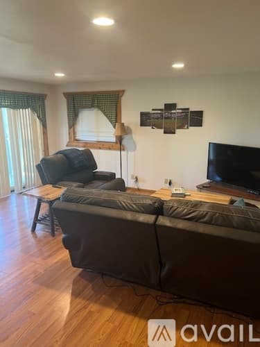 Warrens Apartment: 466 Overlook Ct
