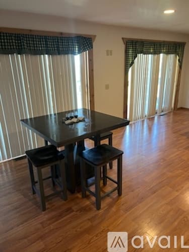 Warrens Apartment: 466 Overlook Ct