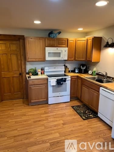 Warrens Apartment: 466 Overlook Ct