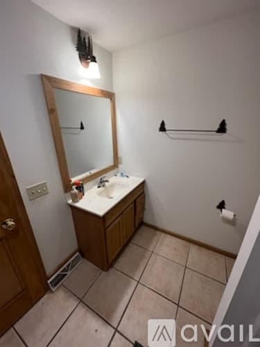 Warrens Apartment: 466 Overlook Ct