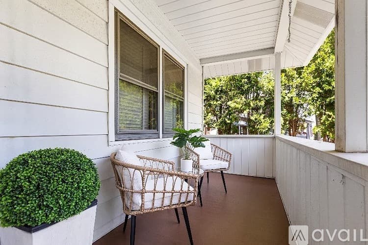 New York Mills House: 12 Glod Ave