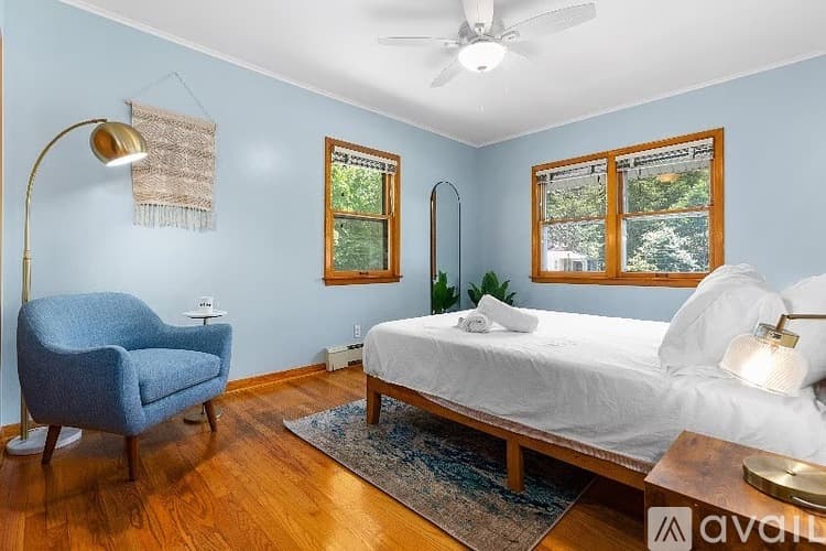 New York Mills House: 12 Glod Ave