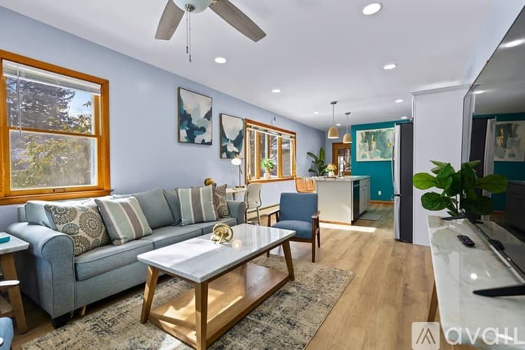 New York Mills House: 12 Glod Ave