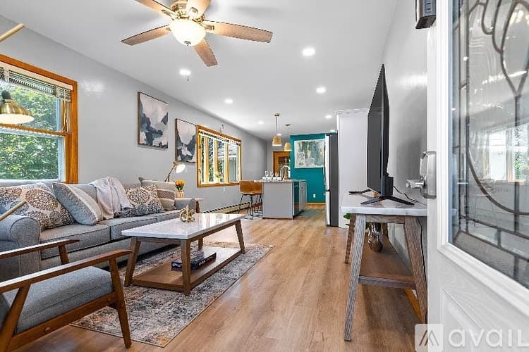 New York Mills House: 12 Glod Ave