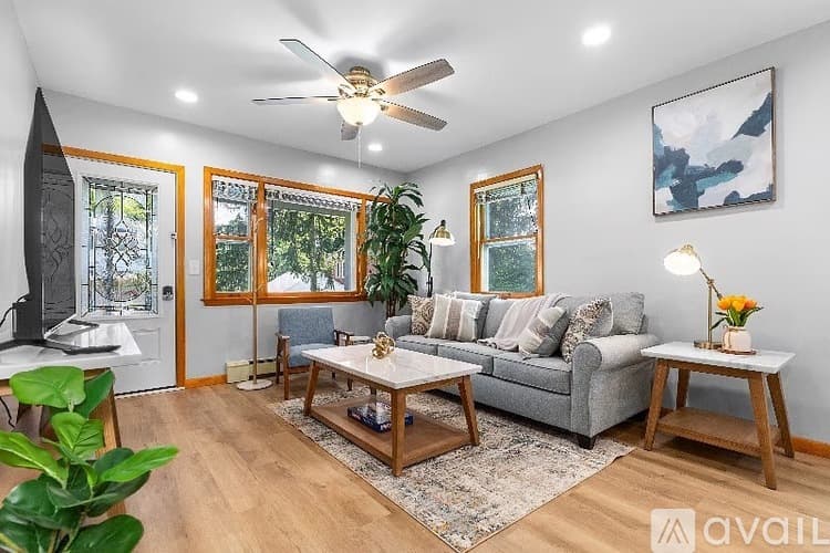 New York Mills House: 12 Glod Ave