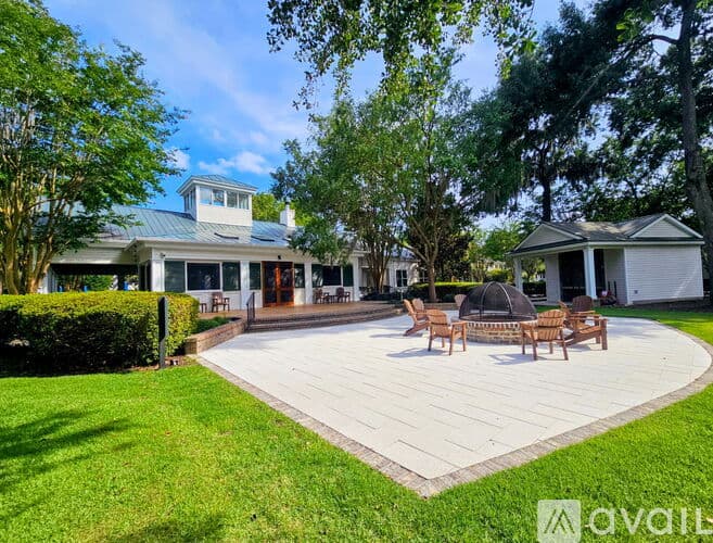Bluffton Townhome: 77 Regent Avenue
