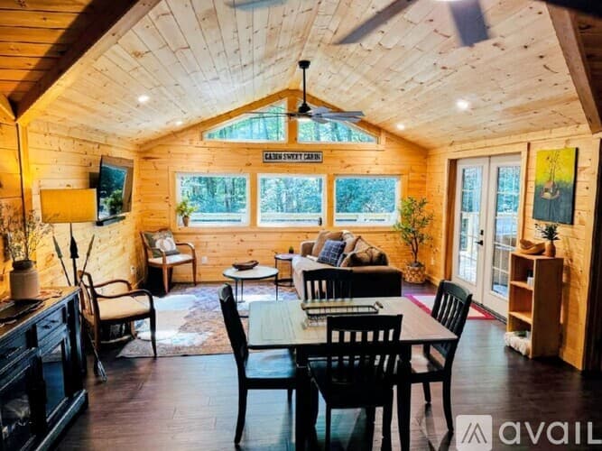 Clarkesville House: 3103 GA 197