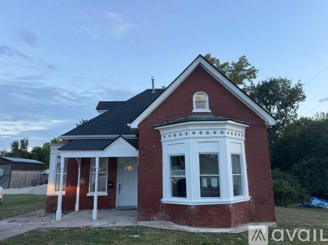 Warrenton House: 216 E Walton St