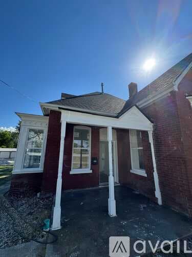 Warrenton House: 216 E Walton St