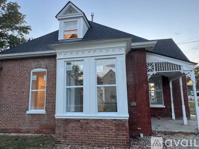 Warrenton House: 216 E Walton St