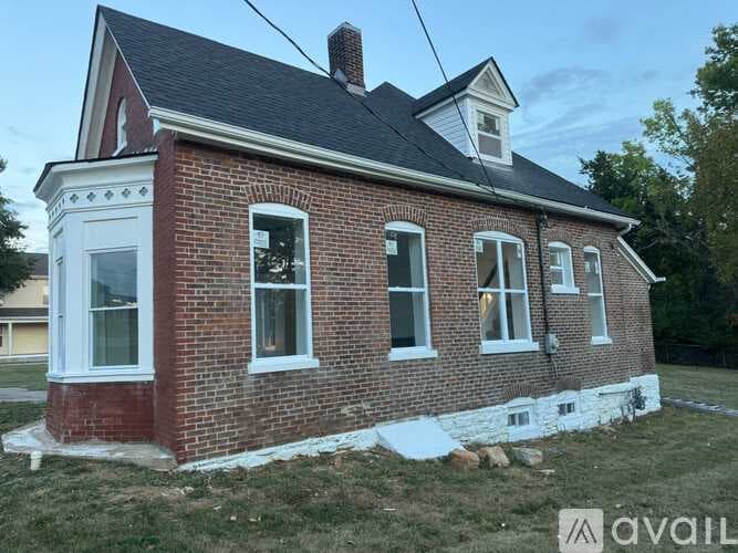 Warrenton House: 216 E Walton St