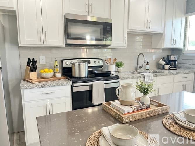 Phoenix Apartment: 3208 N 37th St