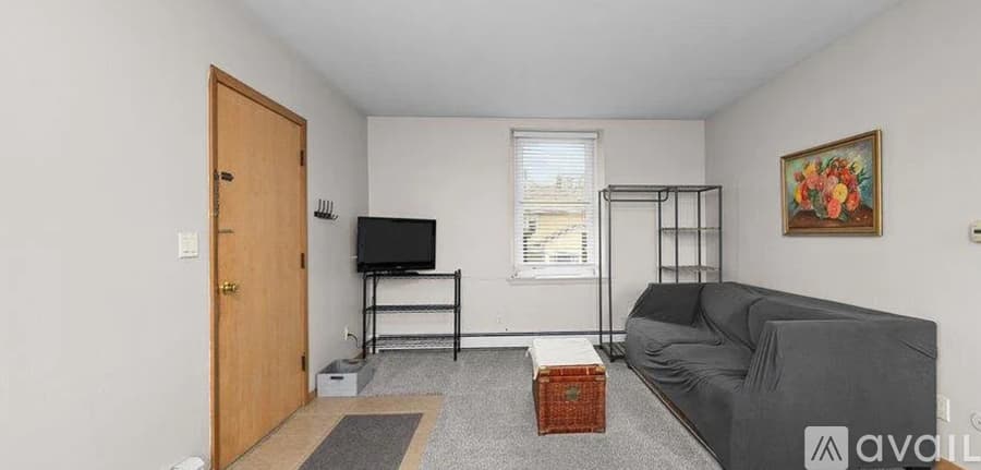 Le Claire Apartment: 111 Ewing Street