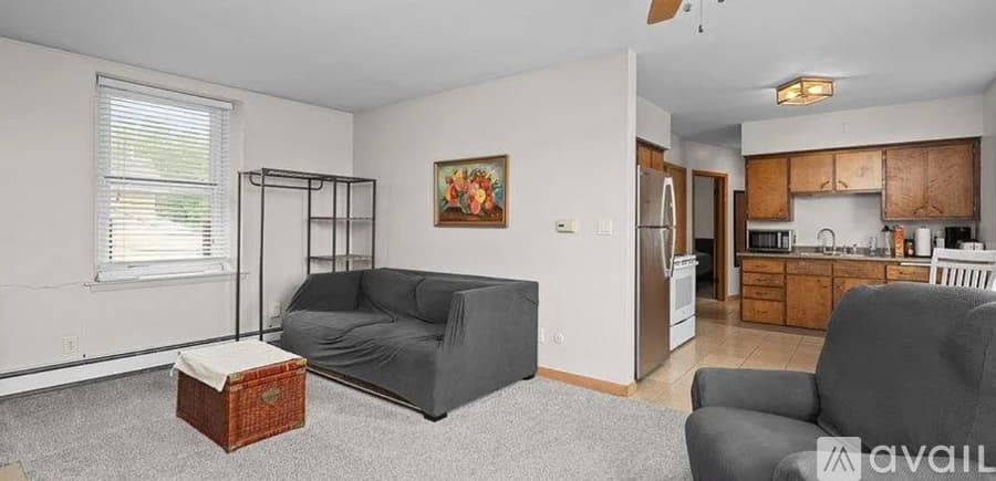 Le Claire Apartment: 111 Ewing Street