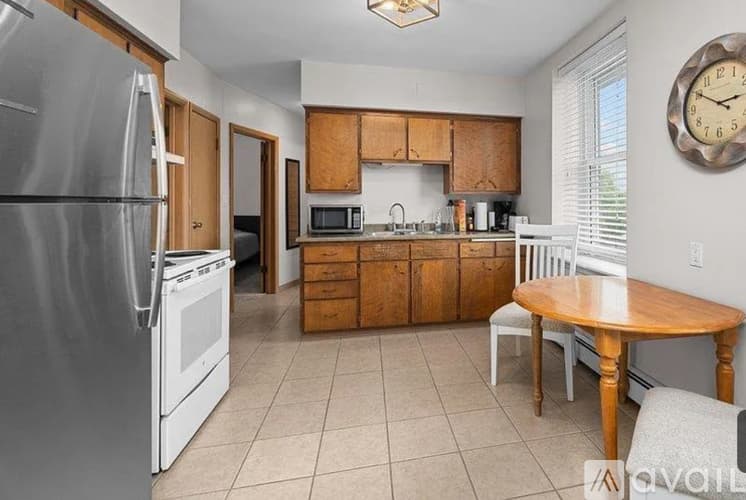 Le Claire Apartment: 111 Ewing Street