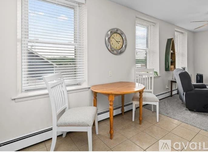 Le Claire Apartment: 111 Ewing Street