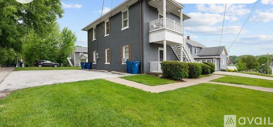 Le Claire Apartment: 111 Ewing Street
